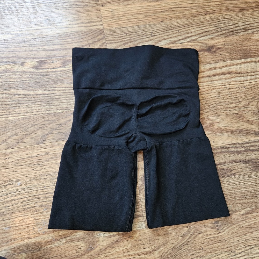 ASSETS by SPANX size Medium Shaping Mid-Thigh Shaper Shorts Black